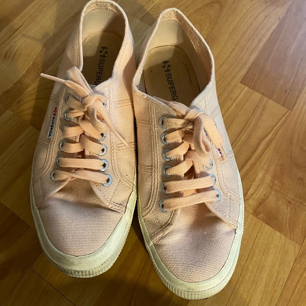 Light peach colored Superga women’s shoes. Size 39.5 and only worn a few times.